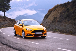 2015_ford_focus_st_yellow_hatch